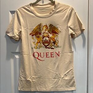Que Cream Graphic Tee with Red and Gold Design